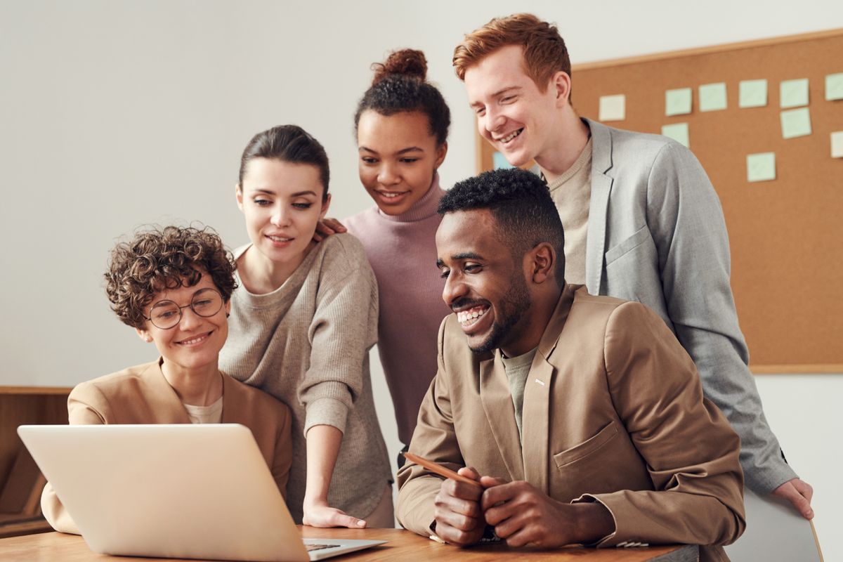 7 errores al contratar una agencia de software (y cómo evitarlos) · westribe.com.mx